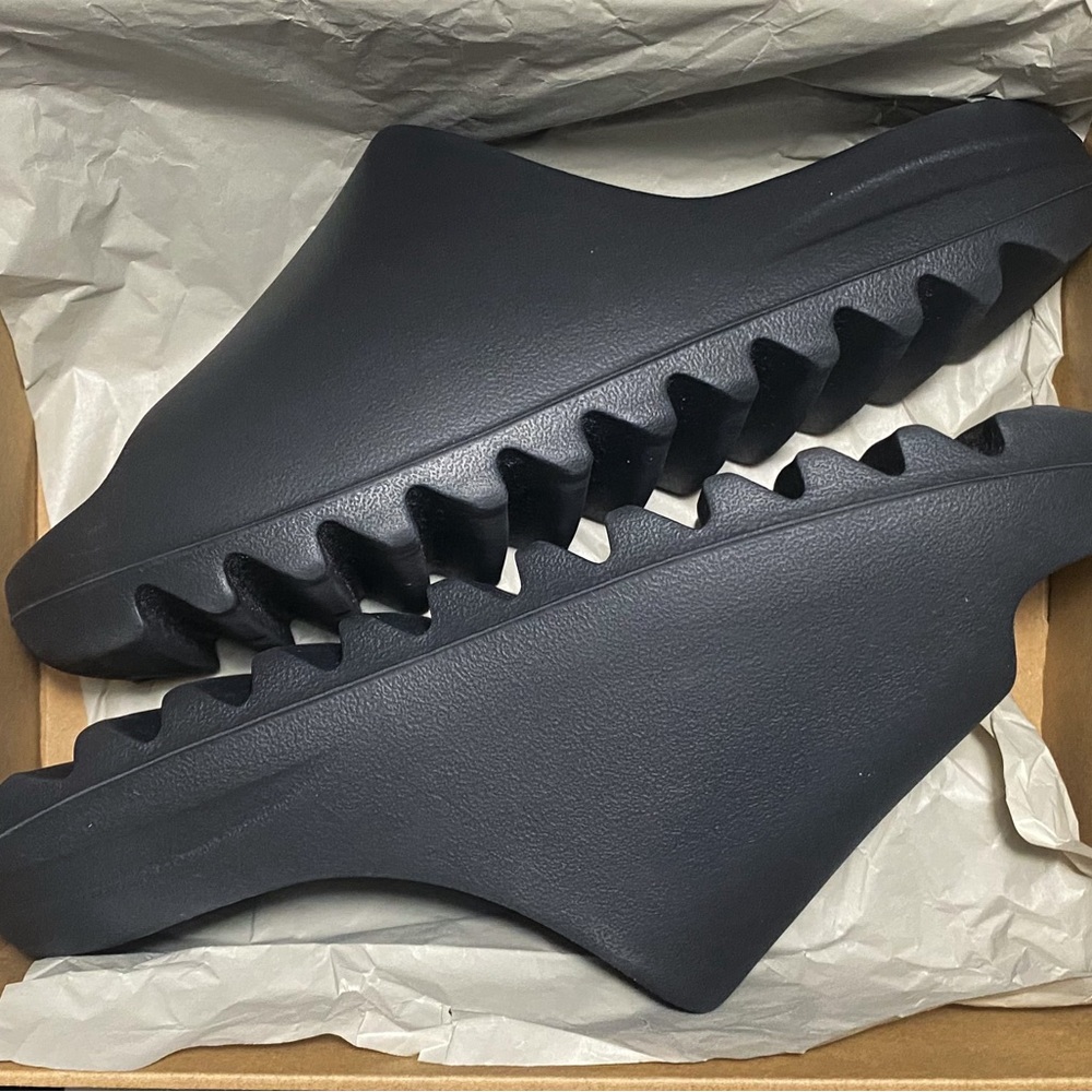 Adidas Yeezy Slides ‘Onyx’ Size 10 w/ Box (New)